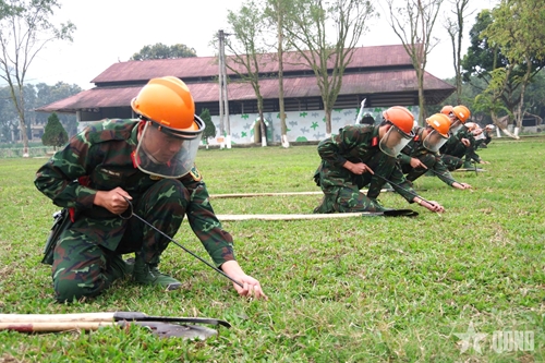 Quân khu 2 huấn luyện nhân viên rà phá bom mìn, vật nổ tại Tuyên Quang